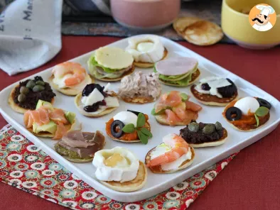 Platter of garnished blinis, the varied aperitif perfect for parties
