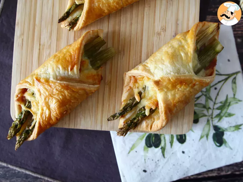 Puff pastry baskets with asparagus, ham and cheese