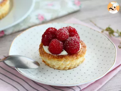 Puff pastry cups with raspberries and mascarpone