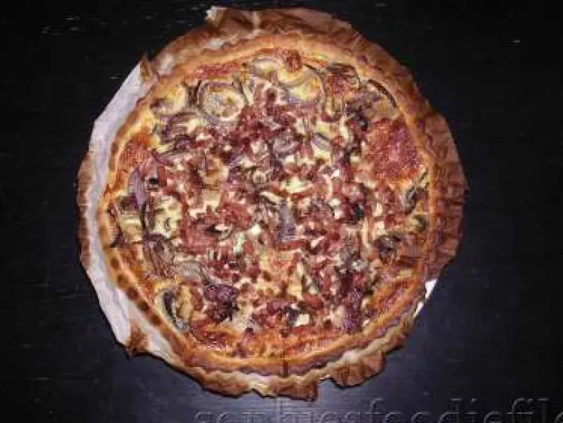 Quiche with bacon, mushrooms, red onions, cream + a mixed salad
