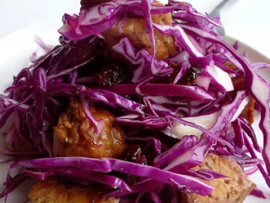 Red cabbage with tempeh cubes