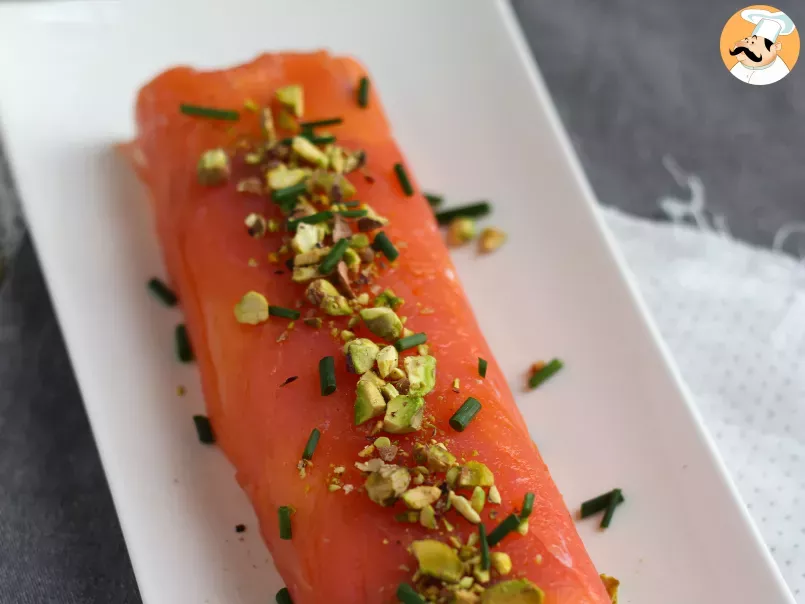 Salmon roll with ricotta cheese and pistachios, the perfect appetizer for Christmas parties - photo 2