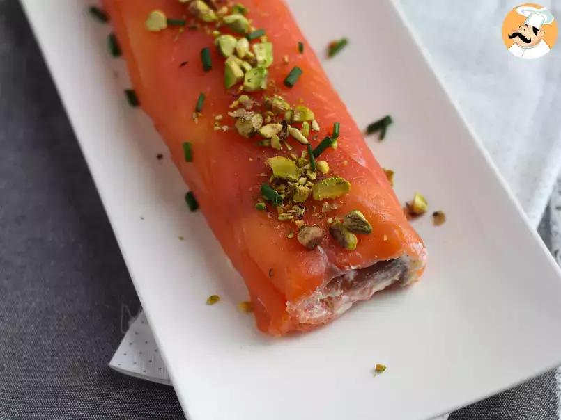 Salmon roll with ricotta cheese and pistachios, the perfect appetizer for Christmas parties - photo 4