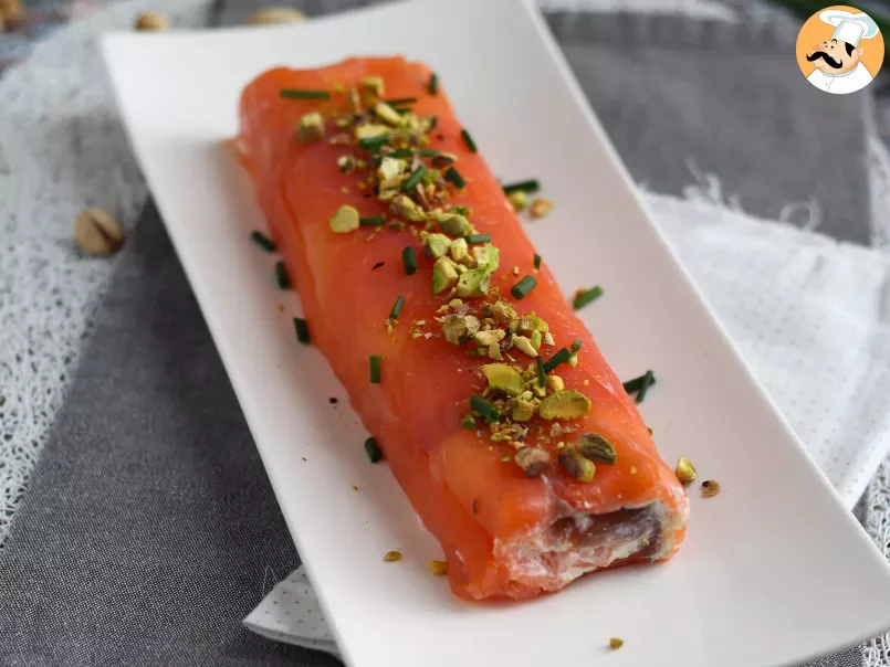 Salmon roll with ricotta cheese and pistachios, the perfect appetizer for Christmas parties - photo 5