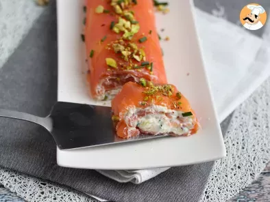 Salmon roll with ricotta cheese and pistachios, the perfect appetizer for Christmas parties - photo 3