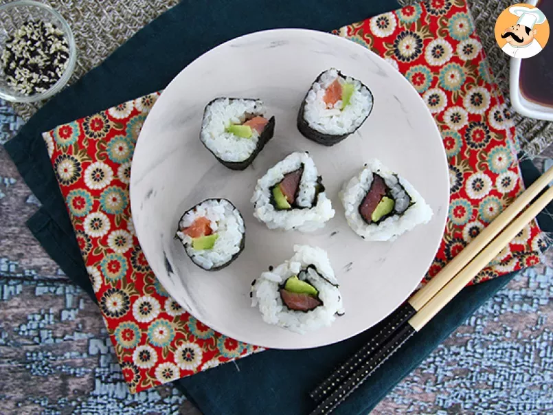 Smoked salmon and avocado sushi rolls - maki sushi - photo 3