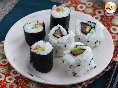 Smoked salmon and avocado sushi rolls - maki sushi - photo 4