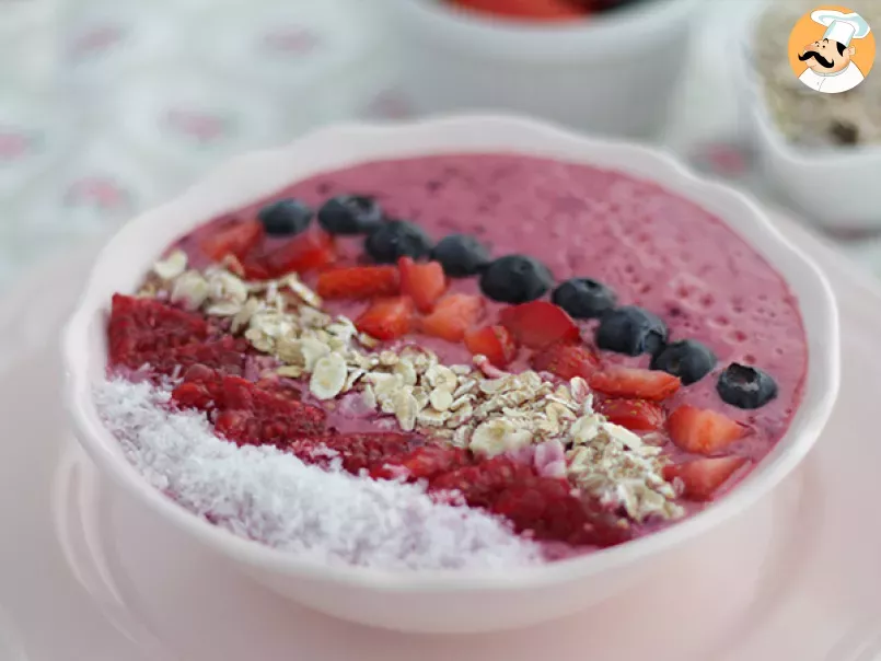 Smoothie bowl with berries - Video recipe !