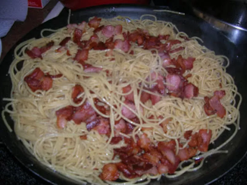 Spaghetti Carbonara or Spaghetti with bacon, eggs and cheese - photo 2