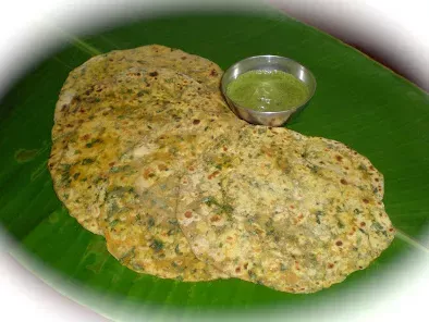 Spicy Thepla & Green Chutney ( Masala Thepla - Gujarati Cuisine )