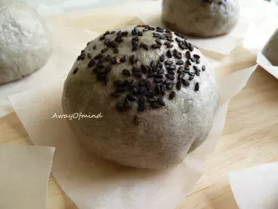 Steamed Black Sesame Custard Bun (Black Sesame Nai Hunag Bao)