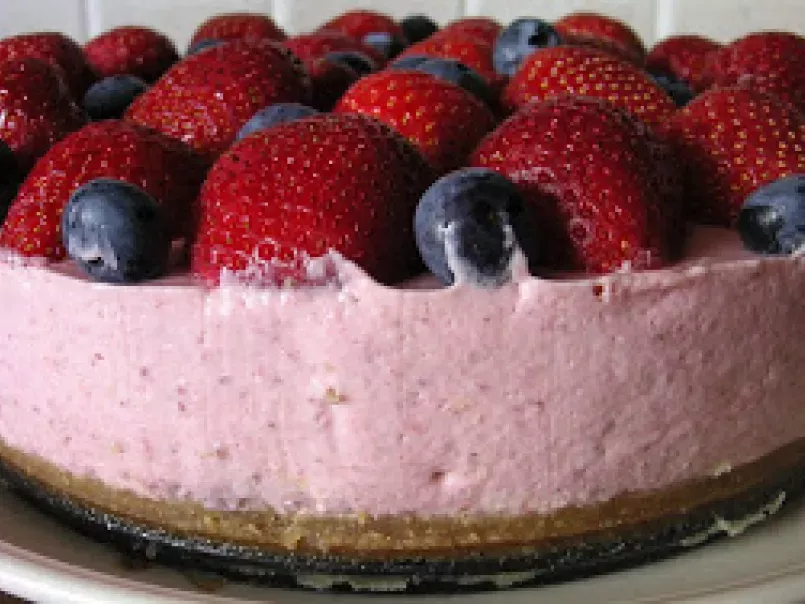 Strawberry yoghurt mousse cake