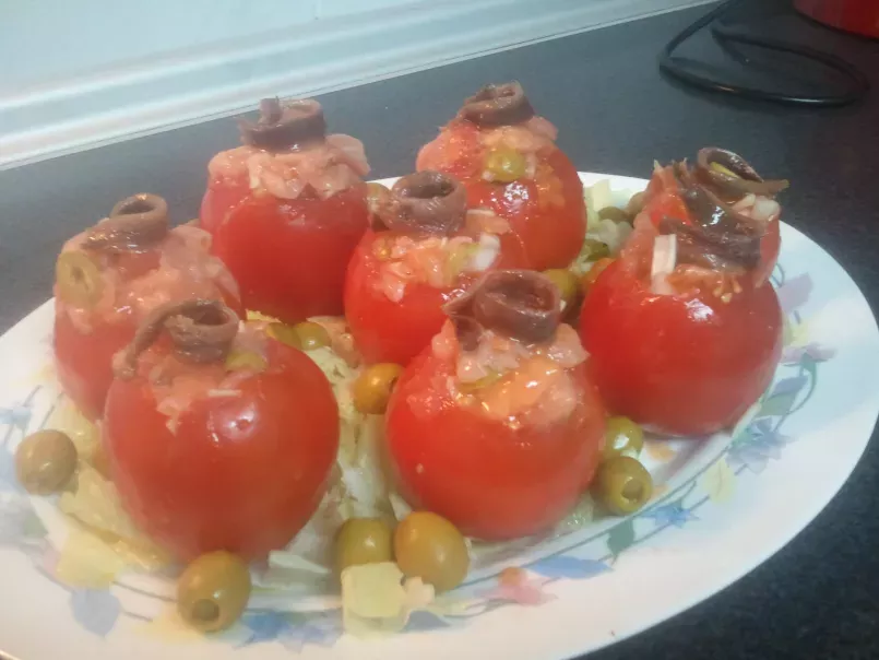 Tomates rellenos de salmón ahumado y olivas. - photo 2