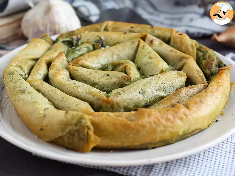 Turkish börek, crunchy and tasty stuffed filo with spinach - photo 3