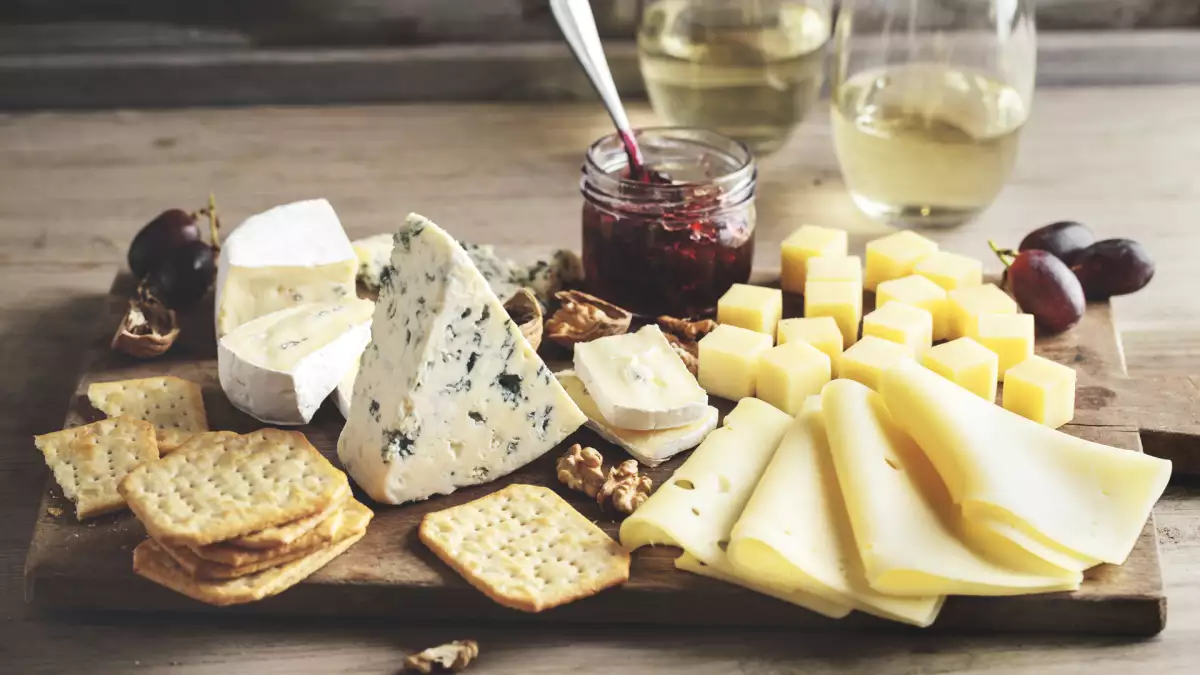 The cheese board at the table: order and extras