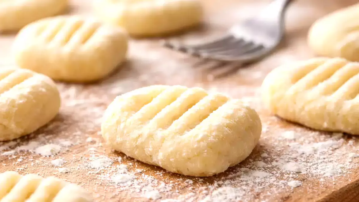 4) Marking gnocchi with grooves
