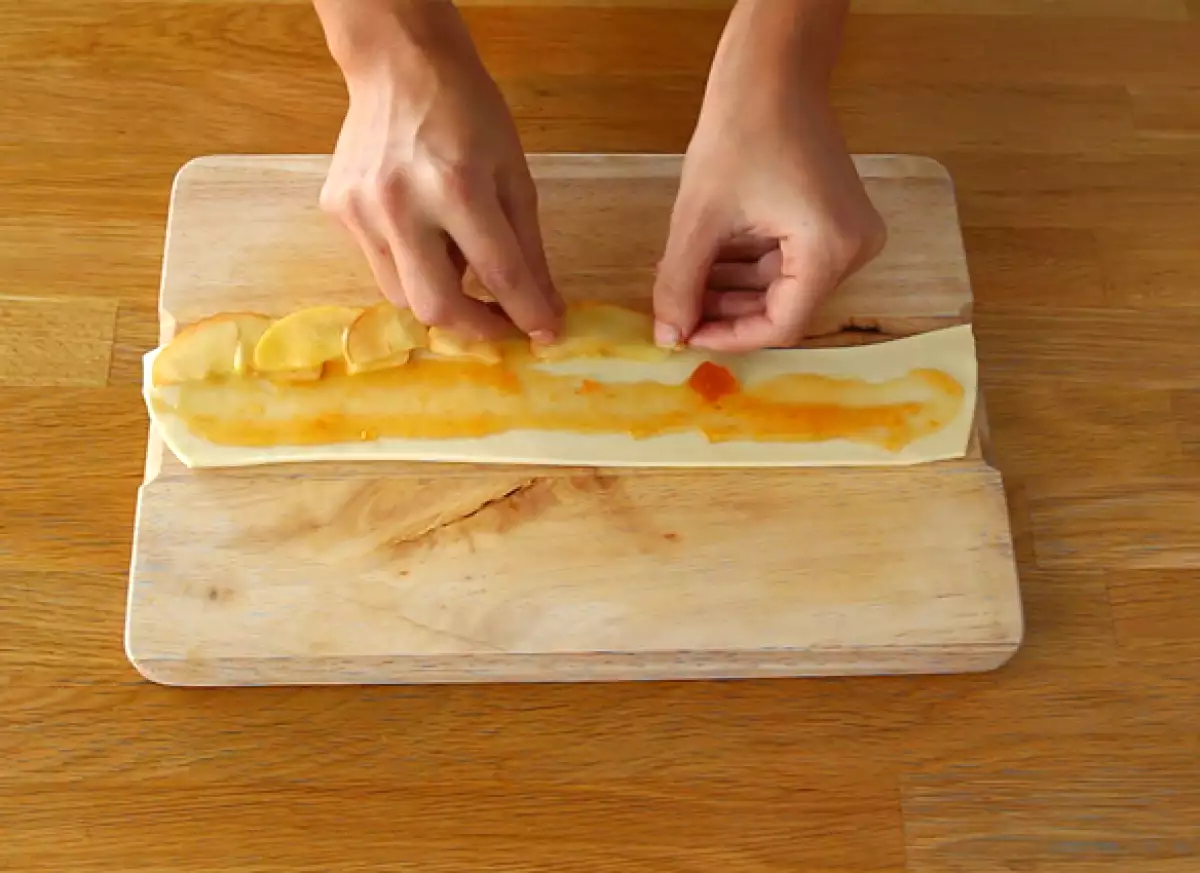 Step 3: Place the apple in a row, overlapping.