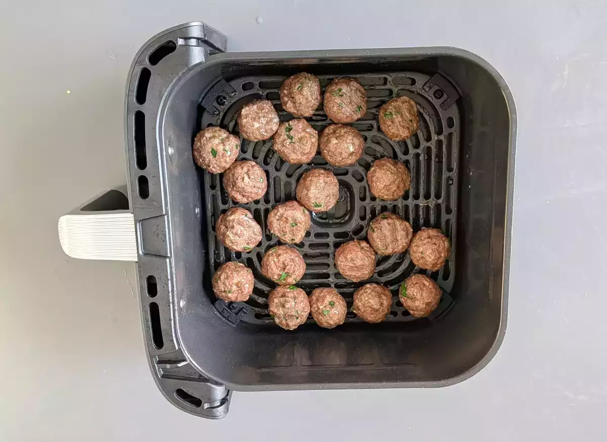 Preparing meatballs in air fryer