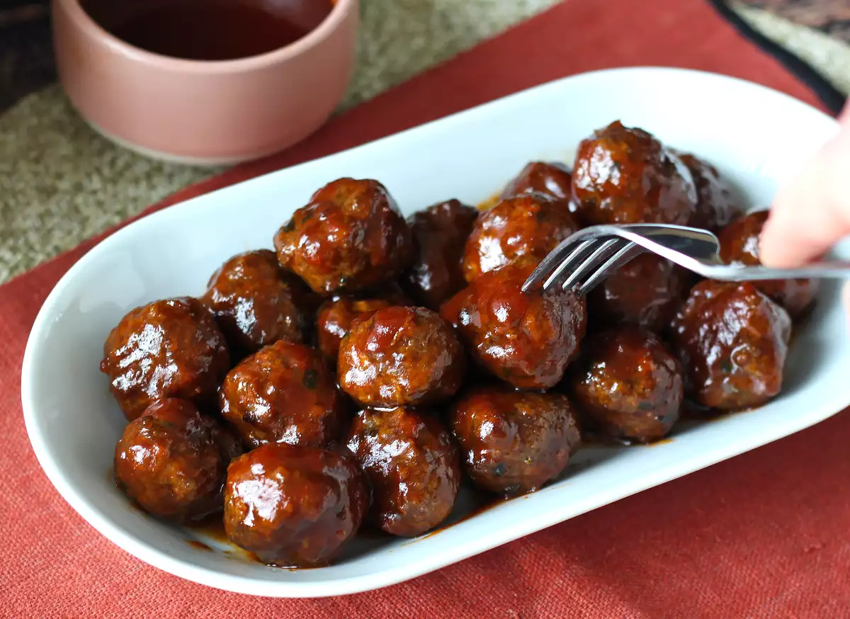 How to glaze meatballs with sweet and sour sauce