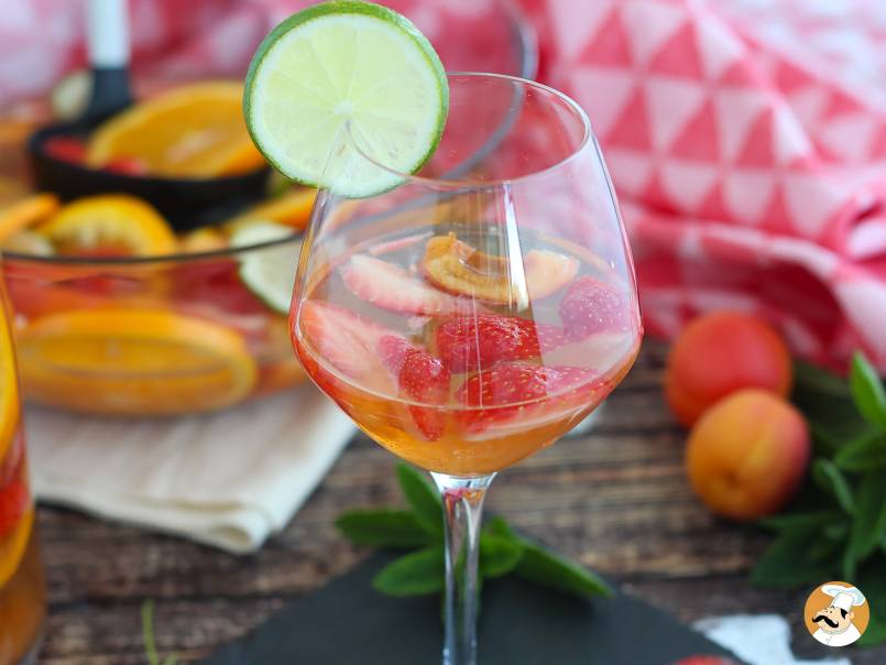 3. White wine sangria: the star of celebrations