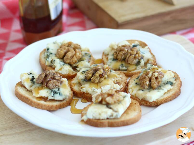 Roquefort toast with walnuts and honey