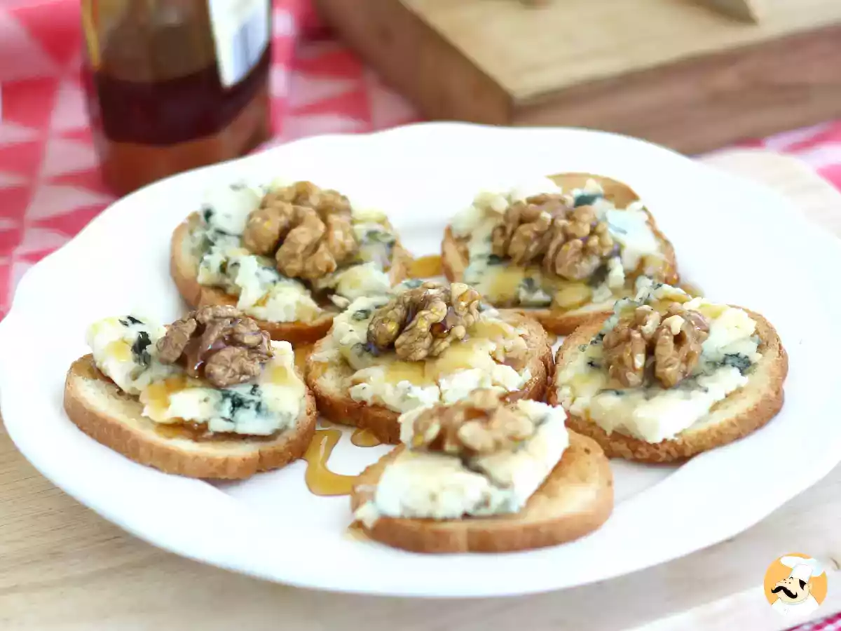 Roquefort toast with walnuts and honey
