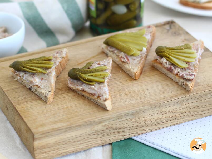 Pâté and pickle toasts