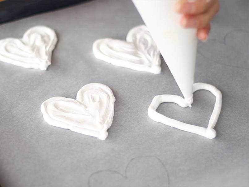 2. Form the meringue hearts.