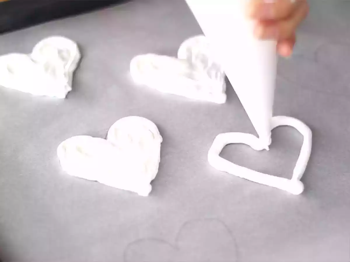 2. Form the meringue hearts.