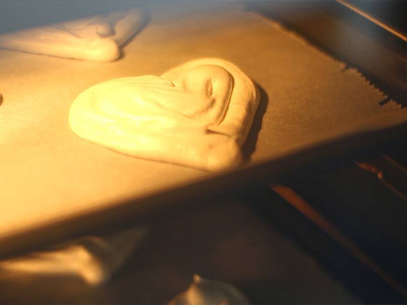 3. Bake the meringue hearts.