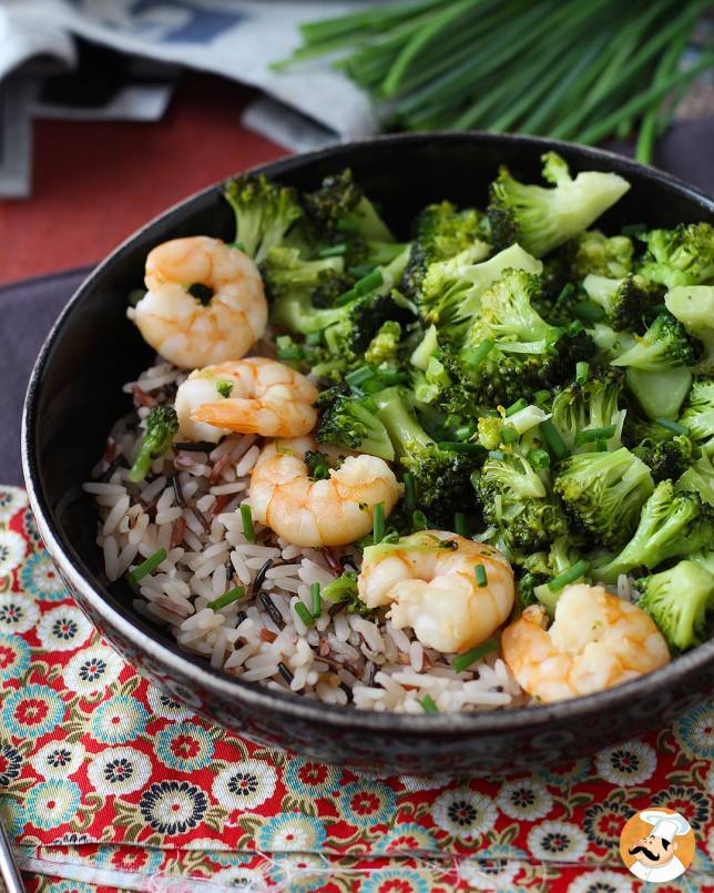 7. Brown rice with broccoli and shrimp