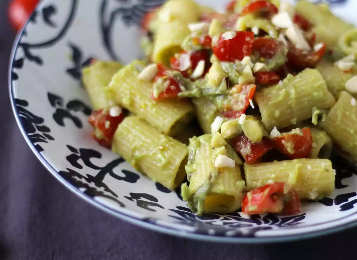 3. Pasta salad with avocado cream, almonds and cherry tomatoes
