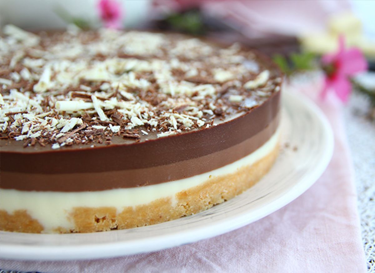 2. Three-chocolate cake: the perfect dessert to dispose of all the Easter eggs