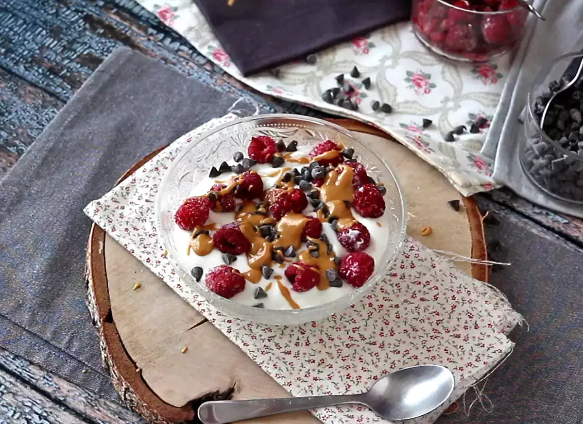 5. Skyr Bowl with red fruits, peanut butter and chocolate
