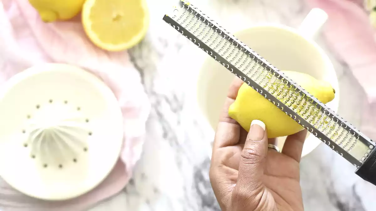Don't throw away the lemon peel, use it to benefit from its amazing nutritional properties.
