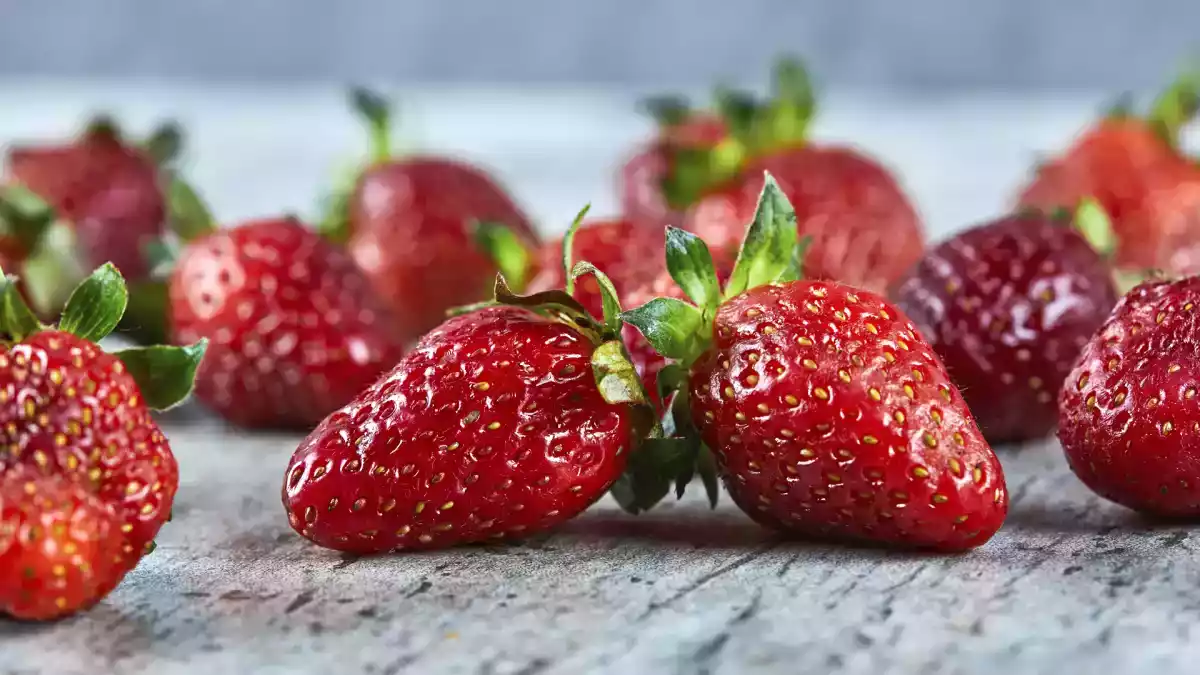 How to preserve strawberries so that they will last longer at home without spoiling