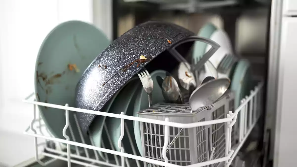Learn 5 simple tricks to keep your dishwasher clean and grease-free!