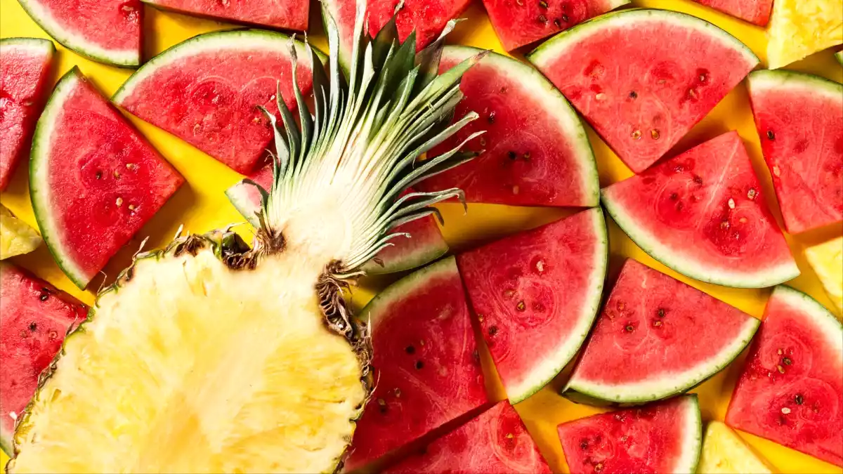 Find out which fruits have a high water content and can supplement your daily fluid intake in a natural and delicious way!