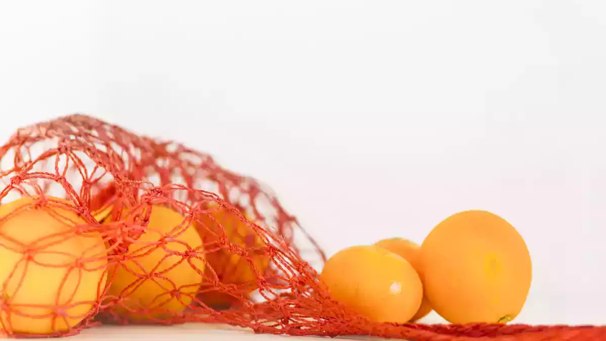 The secret behind the colored nets on supermarket fruits and vegetables