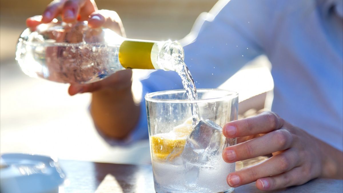 Is sparkling water bad for you? Discover the myths and truths about this popular drink!