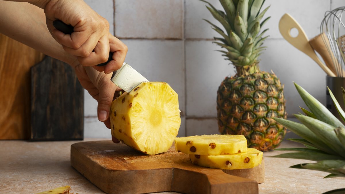 Does your tongue itch when you eat pineapple?