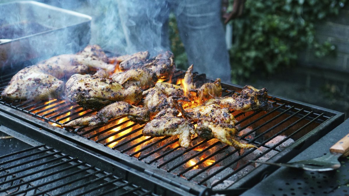 The trick of salt on the coals used by expert grillers