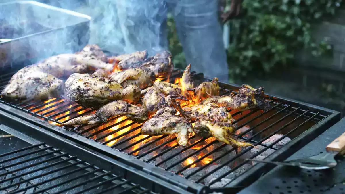 The trick of salt on the coals used by expert grillers