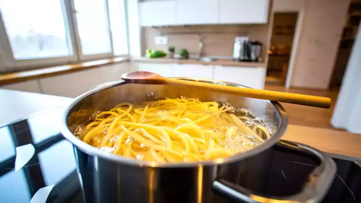 Why putting a wooden spoon over the pasta pot really works