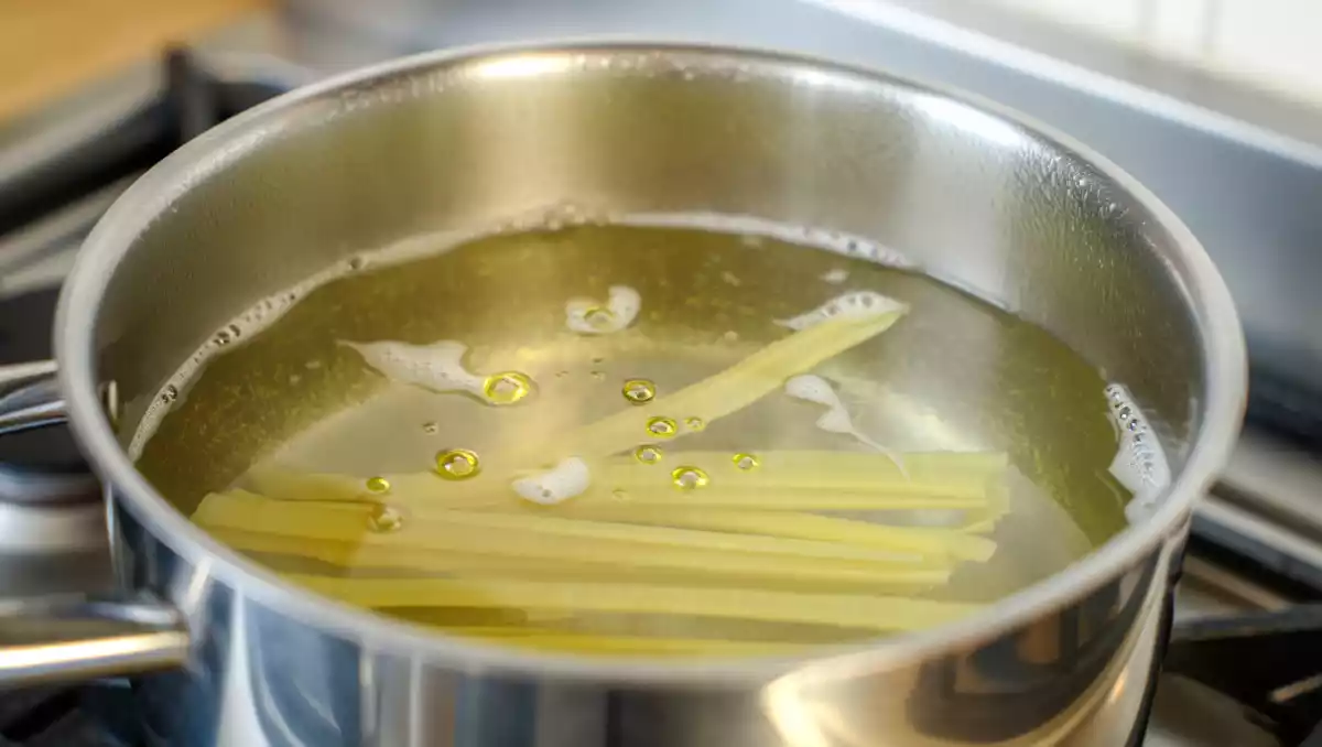 Why you should not put oil in the pasta water?