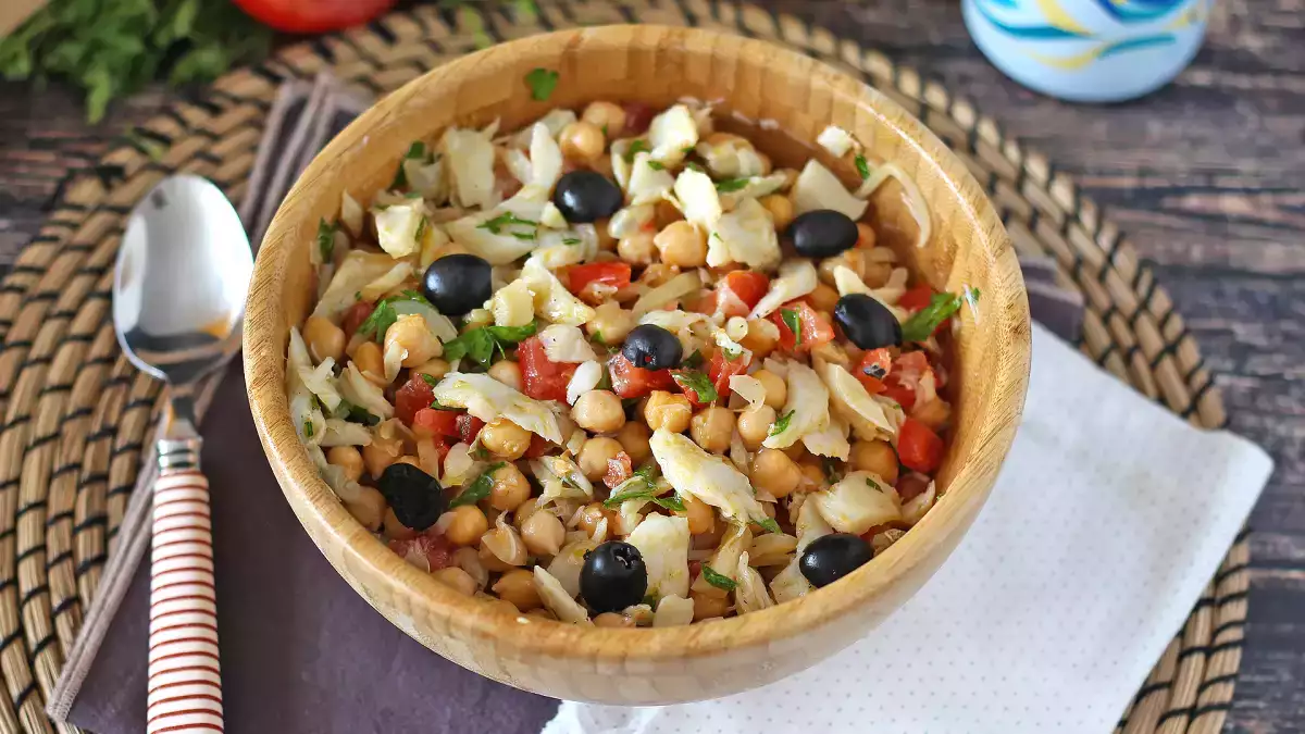 This chickpea salad is everything you need on hot days: refreshing, quick and super nutritious