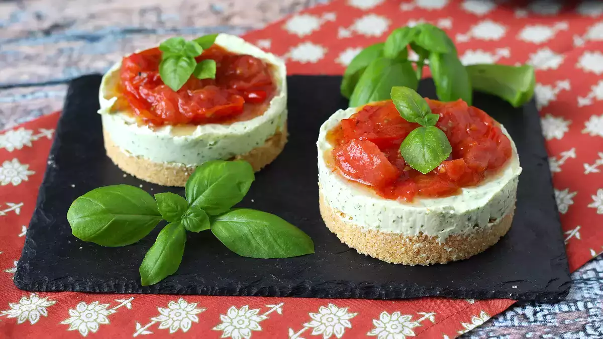 Discover the savory summer cheesecake that brings everyone to the table with its fresh seasonal flavors