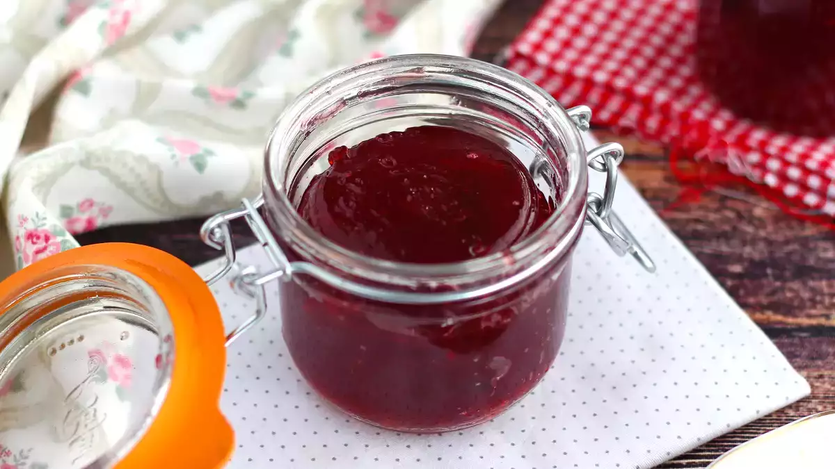Homemade plum jam from just three ingredients? Yes, it's possible, and it's absolutely delicious!