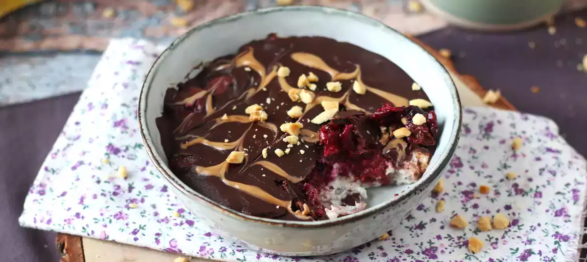 Overnight oats with red berries and chocolate: the healthy breakfast you need first thing in the morning