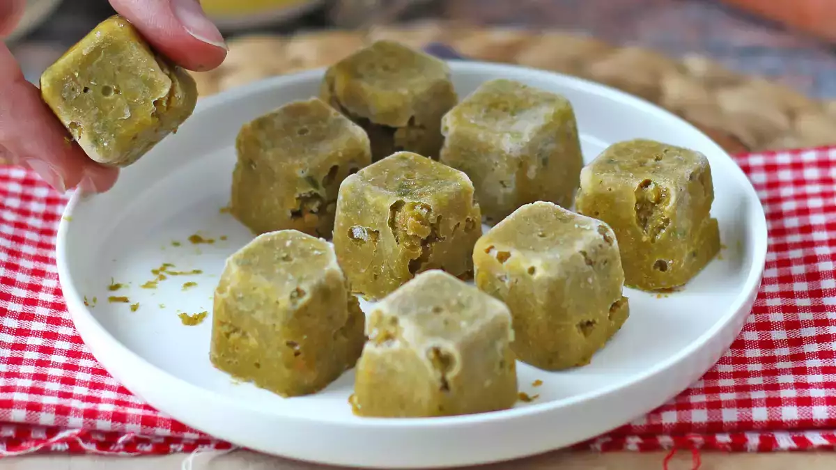 Discover how to make homemade seasoning cubes: natural, full of flavor, and that last for months in the freezer